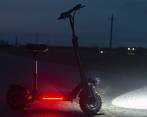 electric-scooter-night-riding